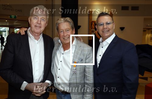 Zeist 26 maart 2023
Hans Kazan viert zijn 70e verjaardag en presenteert zijn boek. Ook krijgt hij een koninklijke onderscheiding in het Figi Theater/Hotel. hans Kazan  en Andre v Duin met partner