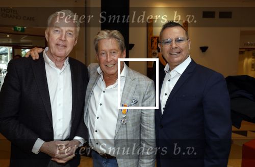 Zeist 26 maart 2023
Hans Kazan viert zijn 70e verjaardag en presenteert zijn boek. Ook krijgt hij een koninklijke onderscheiding in het Figi Theater/Hotel. hans Kazan  en Andre v Duin met partner
