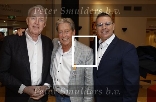 Zeist 26 maart 2023
Hans Kazan viert zijn 70e verjaardag en presenteert zijn boek. Ook krijgt hij een koninklijke onderscheiding in het Figi Theater/Hotel. hans Kazan  en Andre v Duin met partner