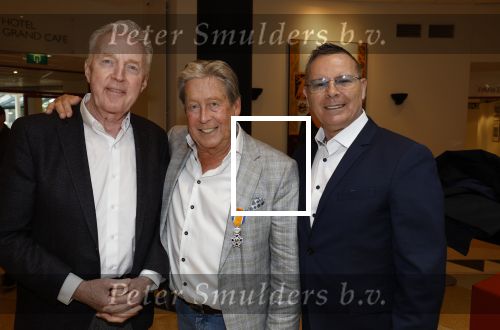 Zeist 26 maart 2023
Hans Kazan viert zijn 70e verjaardag en presenteert zijn boek. Ook krijgt hij een koninklijke onderscheiding in het Figi Theater/Hotel. hans Kazan  en Andre v Duin met partner