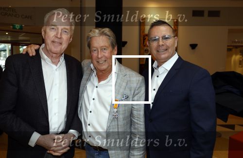 Zeist 26 maart 2023
Hans Kazan viert zijn 70e verjaardag en presenteert zijn boek. Ook krijgt hij een koninklijke onderscheiding in het Figi Theater/Hotel. hans Kazan  en Andre v Duin met partner