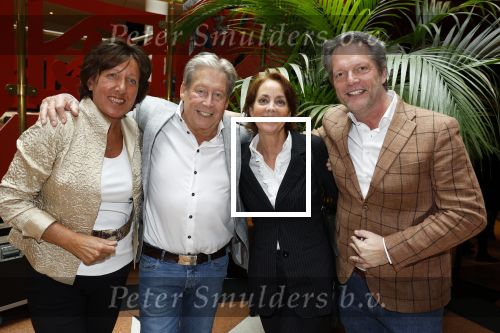 Zeist 26 maart 2023
Hans Kazan viert zijn 70e verjaardag en presenteert zijn boek. Ook krijgt hij een koninklijke onderscheiding in het Figi Theater/Hotel. Hans en Wendy Kazan met Guido den Aantrekker en Tiffany Curry