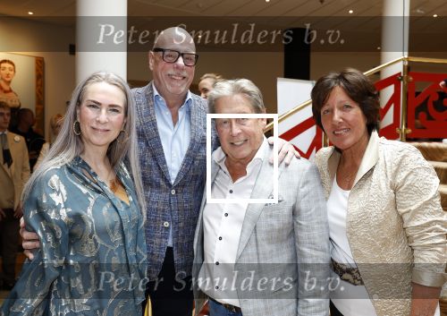 Zeist 26 maart 2023
Hans Kazan viert zijn 70e verjaardag en presenteert zijn boek. Ook krijgt hij een koninklijke onderscheiding in het Figi Theater/Hotel. Hans en Wendy met Rolf Meter en zijn vrouw