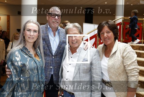 Zeist 26 maart 2023
Hans Kazan viert zijn 70e verjaardag en presenteert zijn boek. Ook krijgt hij een koninklijke onderscheiding in het Figi Theater/Hotel. Hans en Wendy met Rolf Meter en zijn vrouw