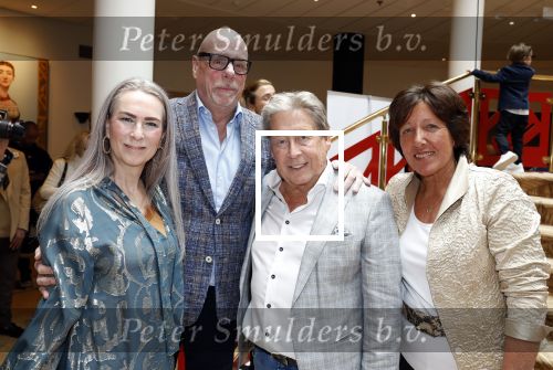 Zeist 26 maart 2023
Hans Kazan viert zijn 70e verjaardag en presenteert zijn boek. Ook krijgt hij een koninklijke onderscheiding in het Figi Theater/Hotel. Hans en Wendy met Rolf Meter en zijn vrouw