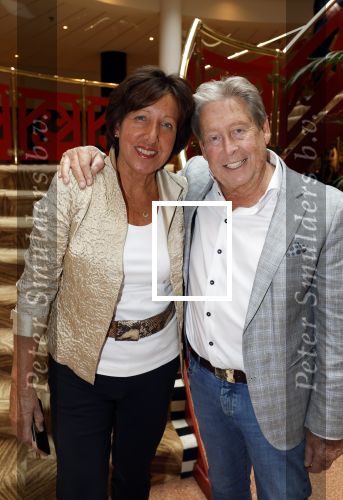 Zeist 26 maart 2023
Hans Kazan viert zijn 70e verjaardag en presenteert zijn boek. Ook krijgt hij een koninklijke onderscheiding in het Figi Theater/Hotel.