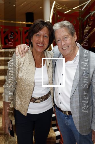 Zeist 26 maart 2023
Hans Kazan viert zijn 70e verjaardag en presenteert zijn boek. Ook krijgt hij een koninklijke onderscheiding in het Figi Theater/Hotel.