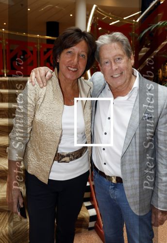 Zeist 26 maart 2023
Hans Kazan viert zijn 70e verjaardag en presenteert zijn boek. Ook krijgt hij een koninklijke onderscheiding in het Figi Theater/Hotel. Ook zijn vrouw Wendy is er natuurlijk bij. Hans Klok