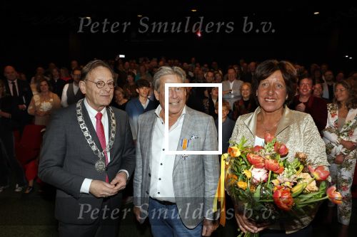 Zeist 26 maart 2023
Hans Kazan viert zijn 70e verjaardag en presenteert zijn boek. Ook krijgt hij een koninklijke onderscheiding in het Figi Theater/Hotel. Ook zijn vrouw Wendy is er natuurlijk bij. Burgemeester Koos Janssen van Zeist reikt onderscheiding uit