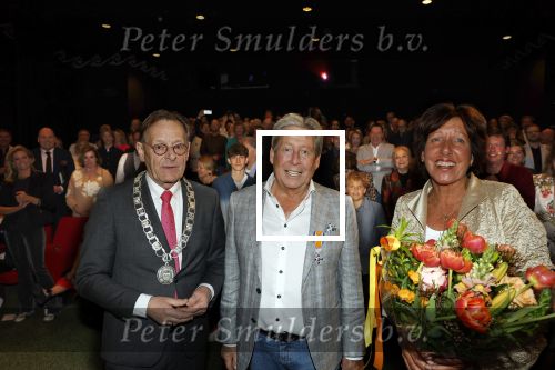 Zeist 26 maart 2023
Hans Kazan viert zijn 70e verjaardag en presenteert zijn boek. Ook krijgt hij een koninklijke onderscheiding in het Figi Theater/Hotel. Ook zijn vrouw Wendy is er natuurlijk bij. Burgemeester Koos Janssen van Zeist reikt onderscheiding uit