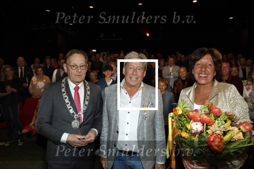 Zeist 26 maart 2023
Hans Kazan viert zijn 70e verjaardag en presenteert zijn boek. Ook krijgt hij een koninklijke onderscheiding in het Figi Theater/Hotel. Ook zijn vrouw Wendy is er natuurlijk bij. Burgemeester Koos Janssen van Zeist reikt onderscheiding uit