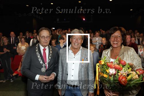 Zeist 26 maart 2023
Hans Kazan viert zijn 70e verjaardag en presenteert zijn boek. Ook krijgt hij een koninklijke onderscheiding in het Figi Theater/Hotel. Ook zijn vrouw Wendy is er natuurlijk bij. Burgemeester Koos Janssen van Zeist reikt onderscheiding uit