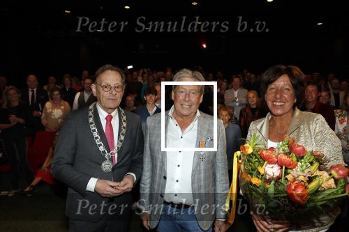 Zeist 26 maart 2023
Hans Kazan viert zijn 70e verjaardag en presenteert zijn boek. Ook krijgt hij een koninklijke onderscheiding in het Figi Theater/Hotel. Ook zijn vrouw Wendy is er natuurlijk bij. Burgemeester Koos Janssen van Zeist reikt onderscheiding uit