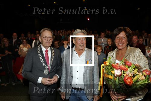 Zeist 26 maart 2023
Hans Kazan viert zijn 70e verjaardag en presenteert zijn boek. Ook krijgt hij een koninklijke onderscheiding in het Figi Theater/Hotel. Ook zijn vrouw Wendy is er natuurlijk bij. Burgemeester Koos Janssen van Zeist reikt onderscheiding uit