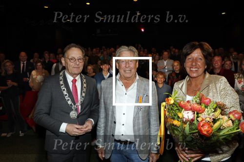 Zeist 26 maart 2023
Hans Kazan viert zijn 70e verjaardag en presenteert zijn boek. Ook krijgt hij een koninklijke onderscheiding in het Figi Theater/Hotel. Ook zijn vrouw Wendy is er natuurlijk bij. Burgemeester Koos Janssen van Zeist reikt onderscheiding uit