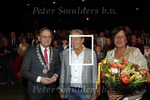 Zeist 26 maart 2023
Hans Kazan viert zijn 70e verjaardag en presenteert zijn boek. Ook krijgt hij een koninklijke onderscheiding in het Figi Theater/Hotel. Ook zijn vrouw Wendy is er natuurlijk bij. Burgemeester Koos Janssen van Zeist reikt onderscheiding uit