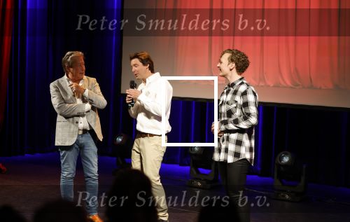 Zeist 26 maart 2023
Hans Kazan viert zijn 70e verjaardag en presenteert zijn boek. Ook krijgt hij een koninklijke onderscheiding in het Figi Theater/Hotel. Hans en de kunstenaar die zijn schilderij heeft gemaakt