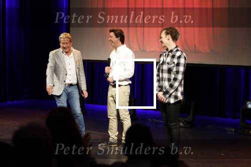 Zeist 26 maart 2023
Hans Kazan viert zijn 70e verjaardag en presenteert zijn boek. Ook krijgt hij een koninklijke onderscheiding in het Figi Theater/Hotel. Hans en de kunstenaar die zijn schilderij heeft gemaakt