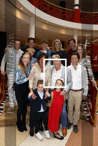 Zeist 26 maart 2023
Hans Kazan viert zijn 70e verjaardag en presenteert zijn boek. Ook krijgt hij een koninklijke onderscheiding in het Figi Theater/Hotel. hans Kazan met zijn vrouw Wendy en kinderen Steven Kazan Oscar Kazan Renzo Kazan en Lara Kazan hun partners en kleinkinderen