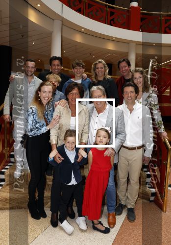 Zeist 26 maart 2023
Hans Kazan viert zijn 70e verjaardag en presenteert zijn boek. Ook krijgt hij een koninklijke onderscheiding in het Figi Theater/Hotel. hans Kazan met zijn vrouw Wendy en kinderen Steven Kazan Oscar Kazan Renzo Kazan en Lara Kazan hun partners en kleinkinderen