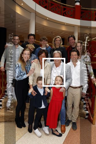 Zeist 26 maart 2023
Hans Kazan viert zijn 70e verjaardag en presenteert zijn boek. Ook krijgt hij een koninklijke onderscheiding in het Figi Theater/Hotel. hans Kazan met zijn vrouw Wendy en kinderen Steven Kazan Oscar Kazan Renzo Kazan en Lara Kazan hun partners en kleinkinderen