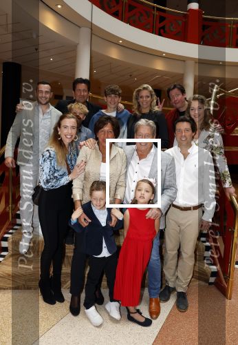 Zeist 26 maart 2023
Hans Kazan viert zijn 70e verjaardag en presenteert zijn boek. Ook krijgt hij een koninklijke onderscheiding in het Figi Theater/Hotel. hans Kazan met zijn vrouw Wendy en kinderen Steven Kazan Oscar Kazan Renzo Kazan en Lara Kazan hun partners en kleinkinderen