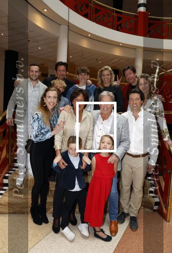 Zeist 26 maart 2023
Hans Kazan viert zijn 70e verjaardag en presenteert zijn boek. Ook krijgt hij een koninklijke onderscheiding in het Figi Theater/Hotel. hans Kazan met zijn vrouw Wendy en kinderen Steven Kazan Oscar Kazan Renzo Kazan en Lara Kazan hun partners en kleinkinderen