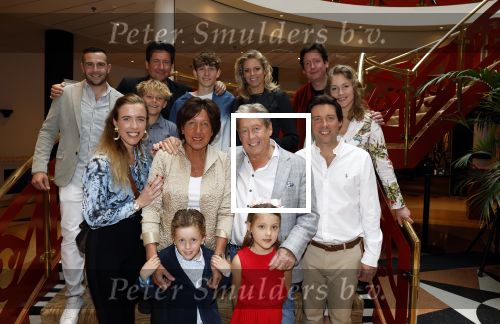 Zeist 26 maart 2023
Hans Kazan viert zijn 70e verjaardag en presenteert zijn boek. Ook krijgt hij een koninklijke onderscheiding in het Figi Theater/Hotel. hans Kazan met zijn vrouw Wendy en kinderen Steven Kazan Oscar Kazan Renzo Kazan en Lara Kazan hun partners en kleinkinderen