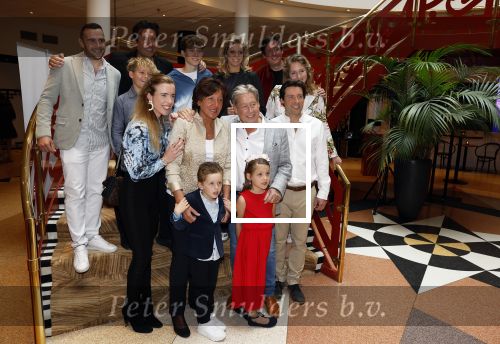 Zeist 26 maart 2023
Hans Kazan viert zijn 70e verjaardag en presenteert zijn boek. Ook krijgt hij een koninklijke onderscheiding in het Figi Theater/Hotel. hans Kazan met zijn vrouw Wendy en kinderen Steven Kazan Oscar Kazan Renzo Kazan en Lara Kazan hun partners en kleinkinderen