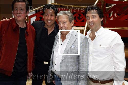 Zeist 26 maart 2023
Hans Kazan viert zijn 70e verjaardag en presenteert zijn boek. Ook krijgt hij een koninklijke onderscheiding in het Figi Theater/Hotel. Hans met zijn zoons Oscar Renzo en Steven