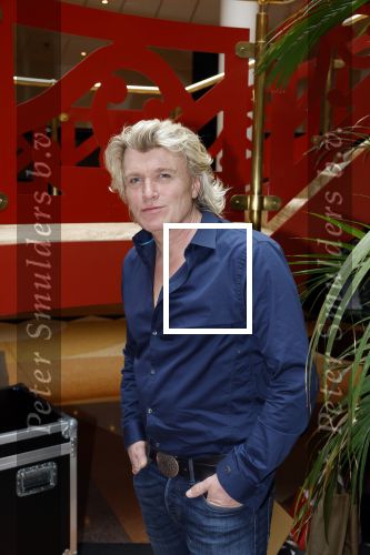 Zeist 26 maart 2023
Hans Kazan viert zijn 70e verjaardag en presenteert zijn boek. Ook krijgt hij een koninklijke onderscheiding in het Figi Theater/Hotel. Ook zijn vrouw Wendy is er natuurlijk bij. Hans Klok