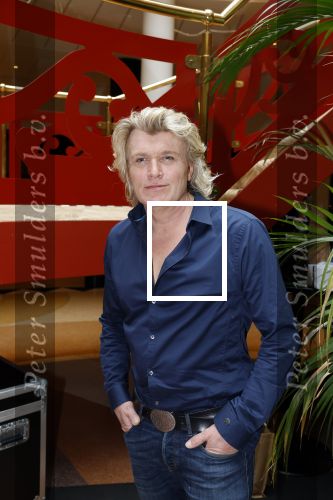 Zeist 26 maart 2023
Hans Kazan viert zijn 70e verjaardag en presenteert zijn boek. Ook krijgt hij een koninklijke onderscheiding in het Figi Theater/Hotel. Ook zijn vrouw Wendy is er natuurlijk bij. Hans Klok
