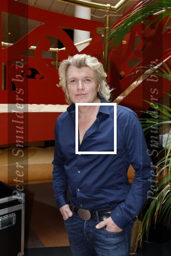 Zeist 26 maart 2023
Hans Kazan viert zijn 70e verjaardag en presenteert zijn boek. Ook krijgt hij een koninklijke onderscheiding in het Figi Theater/Hotel. Ook zijn vrouw Wendy is er natuurlijk bij. Hans Klok