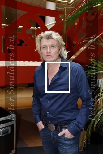 Zeist 26 maart 2023
Hans Kazan viert zijn 70e verjaardag en presenteert zijn boek. Ook krijgt hij een koninklijke onderscheiding in het Figi Theater/Hotel. Ook zijn vrouw Wendy is er natuurlijk bij. Hans Klok