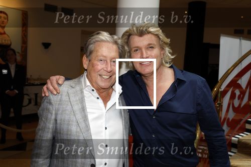 Zeist 26 maart 2023
Hans Kazan viert zijn 70e verjaardag en presenteert zijn boek. Ook krijgt hij een koninklijke onderscheiding in het Figi Theater/Hotel. Ook zijn vrouw Wendy is er natuurlijk bij. Hans Klok
