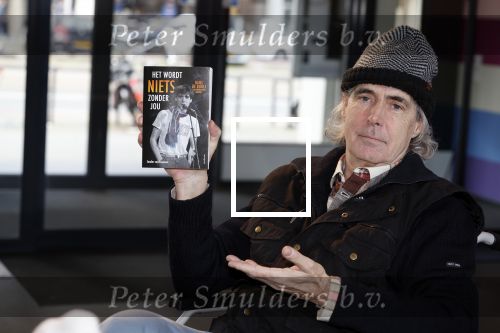 Rotterdam 14 april 2023
Boekpresentatie boek Hans de Booij . Johan Vlemmix reikte het eerste boek uit.
Hans zit in het gips omdat hij nzijn enkel heeft gebroken.