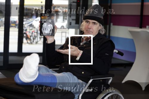 Rotterdam 14 april 2023
Boekpresentatie boek Hans de Booij . Johan Vlemmix reikte het eerste boek uit.
Hans zit in het gips omdat hij nzijn enkel heeft gebroken.
