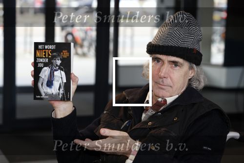 Rotterdam 14 april 2023
Boekpresentatie boek Hans de Booij . Johan Vlemmix reikte het eerste boek uit.
Hans zit in het gips omdat hij nzijn enkel heeft gebroken.