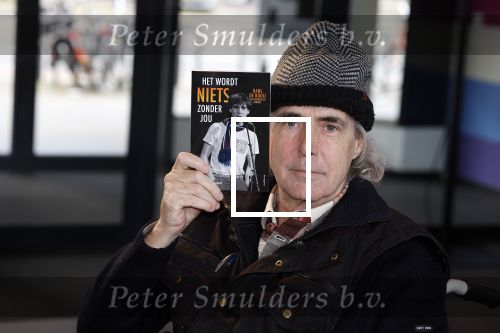 Rotterdam 14 april 2023
Boekpresentatie boek Hans de Booij . Johan Vlemmix reikte het eerste boek uit.
Hans zit in het gips omdat hij nzijn enkel heeft gebroken.