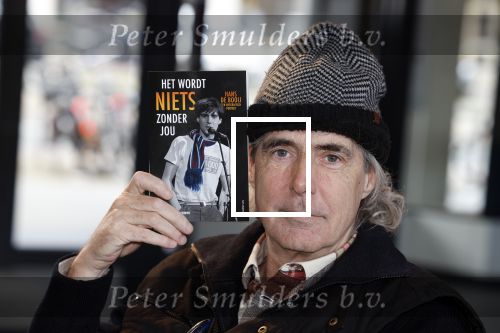 Rotterdam 14 april 2023
Boekpresentatie boek Hans de Booij . Johan Vlemmix reikte het eerste boek uit.
Hans zit in het gips omdat hij nzijn enkel heeft gebroken.
