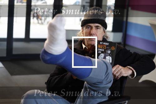 Rotterdam 14 april 2023
Boekpresentatie boek Hans de Booij . Johan Vlemmix reikte het eerste boek uit.
Hans zit in het gips omdat hij nzijn enkel heeft gebroken.
