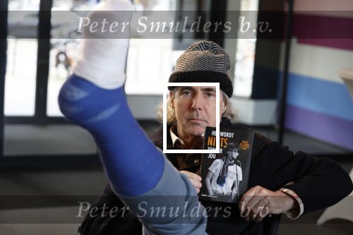 Rotterdam 14 april 2023
Boekpresentatie boek Hans de Booij . Johan Vlemmix reikte het eerste boek uit.
Hans zit in het gips omdat hij nzijn enkel heeft gebroken.
