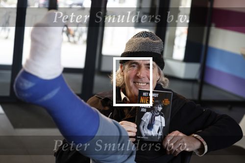 Rotterdam 14 april 2023
Boekpresentatie boek Hans de Booij . Johan Vlemmix reikte het eerste boek uit.
Hans zit in het gips omdat hij nzijn enkel heeft gebroken.