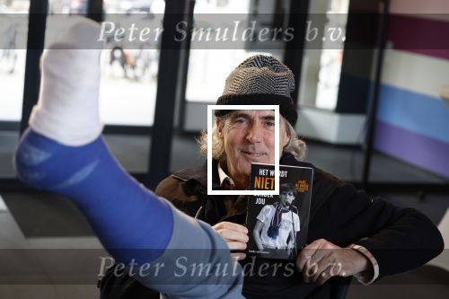 Rotterdam 14 april 2023
Boekpresentatie boek Hans de Booij . Johan Vlemmix reikte het eerste boek uit.
Hans zit in het gips omdat hij nzijn enkel heeft gebroken.