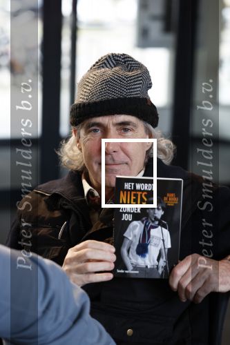 Rotterdam 14 april 2023
Boekpresentatie boek Hans de Booij . Johan Vlemmix reikte het eerste boek uit.
Hans zit in het gips omdat hij nzijn enkel heeft gebroken.
