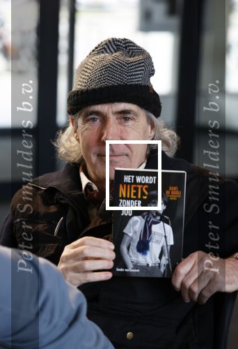 Rotterdam 14 april 2023
Boekpresentatie boek Hans de Booij . Johan Vlemmix reikte het eerste boek uit.
Hans zit in het gips omdat hij nzijn enkel heeft gebroken.