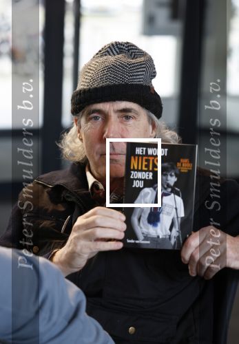 Rotterdam 14 april 2023
Boekpresentatie boek Hans de Booij . Johan Vlemmix reikte het eerste boek uit.
Hans zit in het gips omdat hij nzijn enkel heeft gebroken.