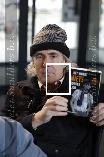 Rotterdam 14 april 2023
Boekpresentatie boek Hans de Booij . Johan Vlemmix reikte het eerste boek uit.
Hans zit in het gips omdat hij nzijn enkel heeft gebroken.