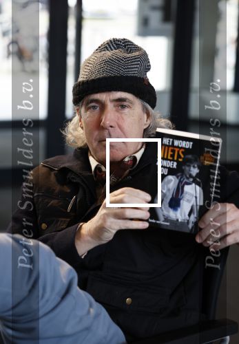 Rotterdam 14 april 2023
Boekpresentatie boek Hans de Booij . Johan Vlemmix reikte het eerste boek uit.
Hans zit in het gips omdat hij nzijn enkel heeft gebroken.