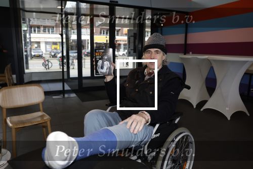 Rotterdam 14 april 2023
Boekpresentatie boek Hans de Booij . Johan Vlemmix reikte het eerste boek uit.
Hans zit in het gips omdat hij nzijn enkel heeft gebroken.